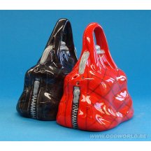 Mwah!   Black And Red Purses Statue Set